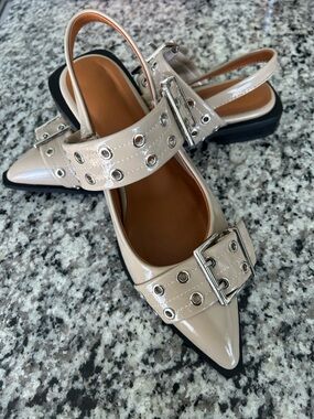 Beige Patent Pointed-Toe Slingback Flats with Buckle Detail. Size 38